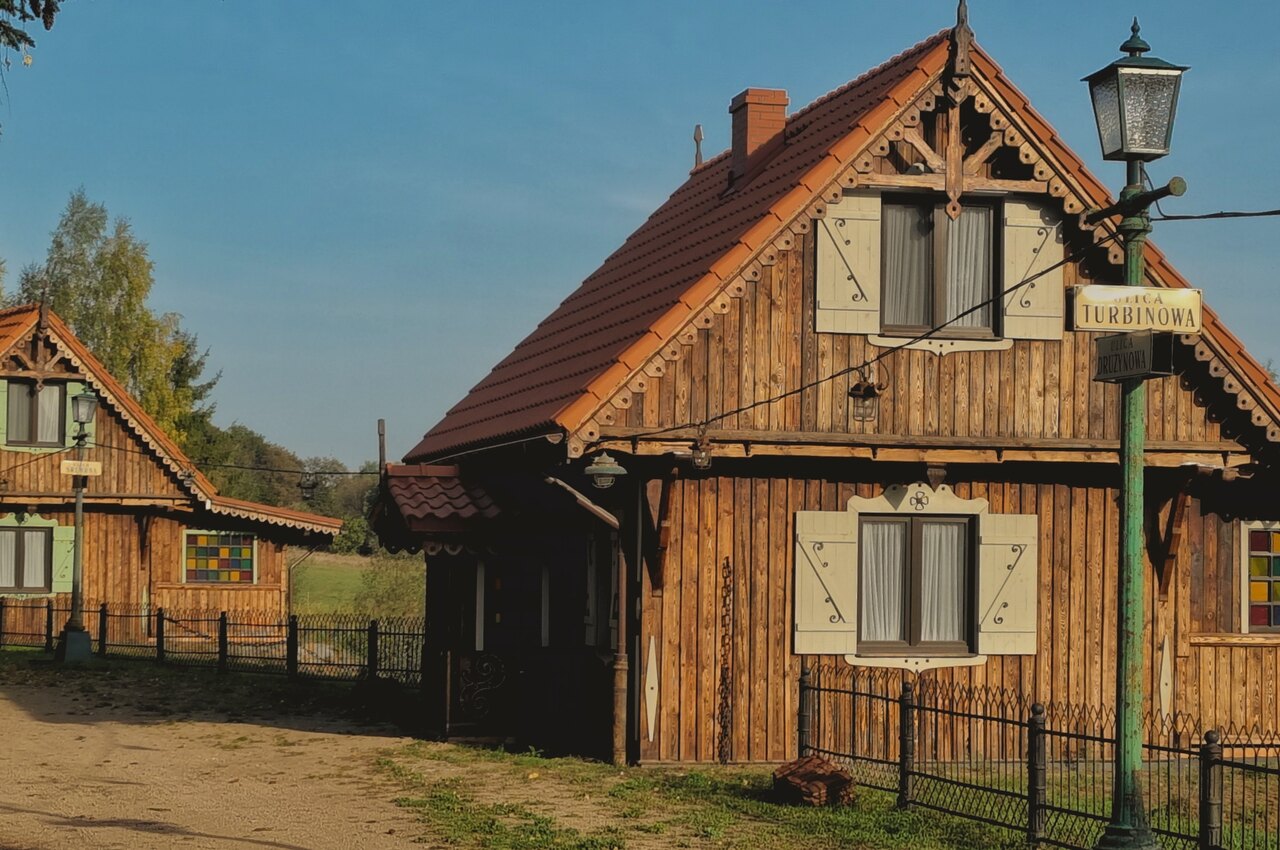 Drewniane domki Siedliska Konradówka z latarnią uliczną